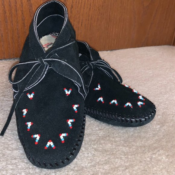 Vintage Minnetonka Women's Black Suede Beaded Soft Sole Moccasins Size 7 - Picture 1 of 7